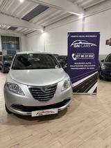 Lancia Ypsilon 0.9 TwinAir 85 CV - silberne Lancia Ypsilon