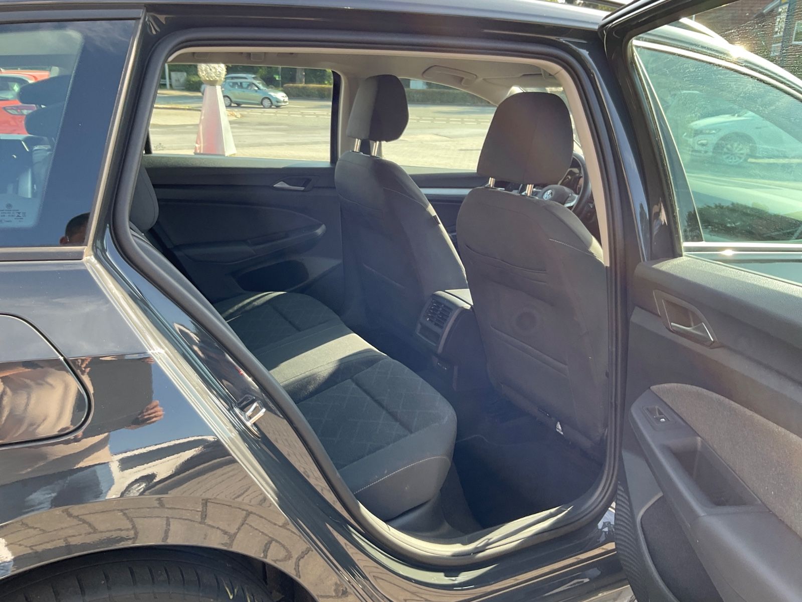 Fahrzeugabbildung Volkswagen Golf 2.0 TDI DSG Life,ACC,CarPlay,LED,Navi