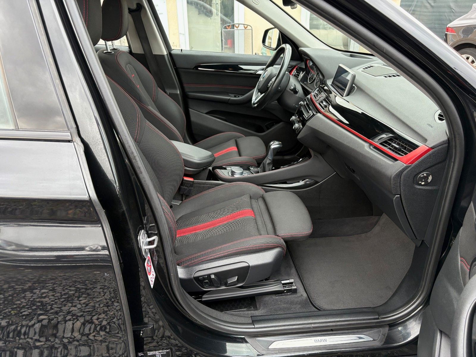 Fahrzeugabbildung BMW X1 xDrive25i Aut. SPORT LINE Navi LED HUD HiFi