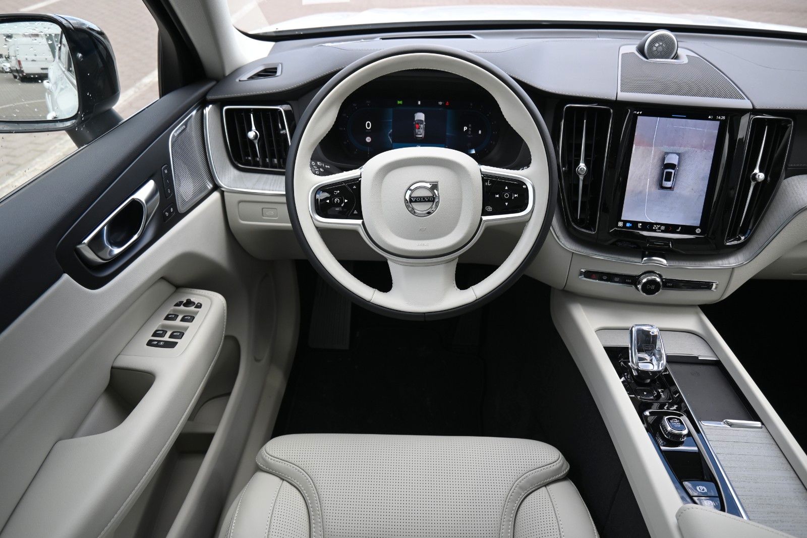 Fahrzeugabbildung Volvo XC60 B5 AWD Ultra Dark*LUFT*360°*ACC*B&W*AHK