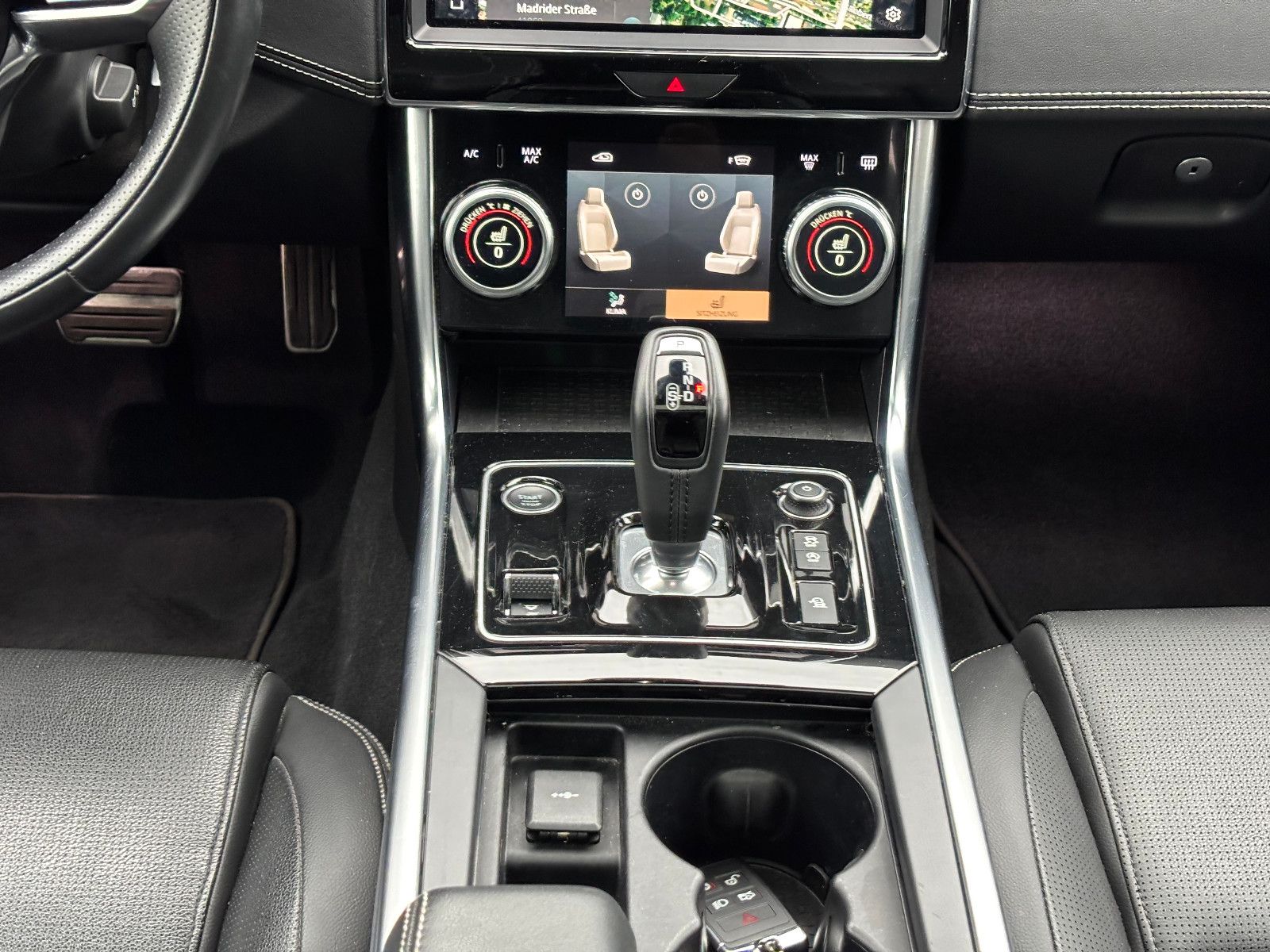 Fahrzeugabbildung Jaguar XE R-Dynamic Black/360''KAM/PANO/EXCLUSIV/MERIDI