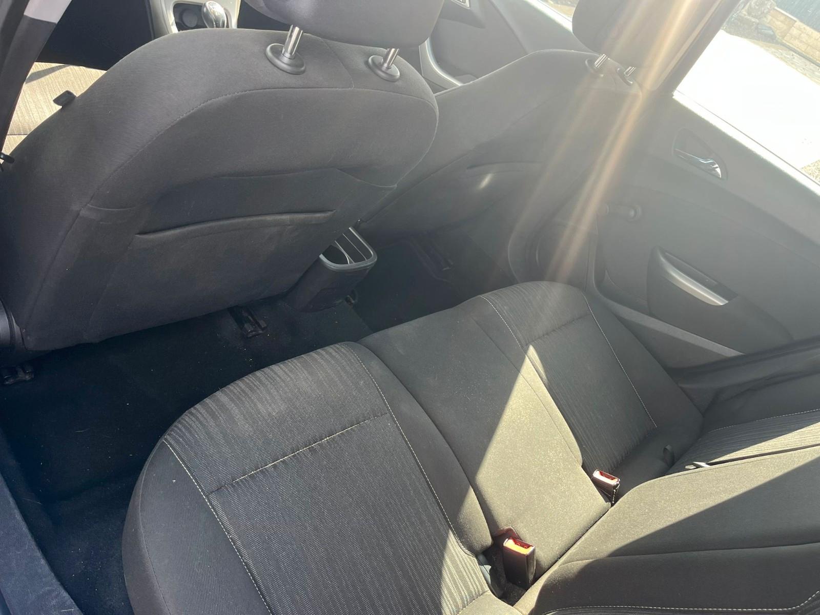 Opel Astra 2011 — photo 7