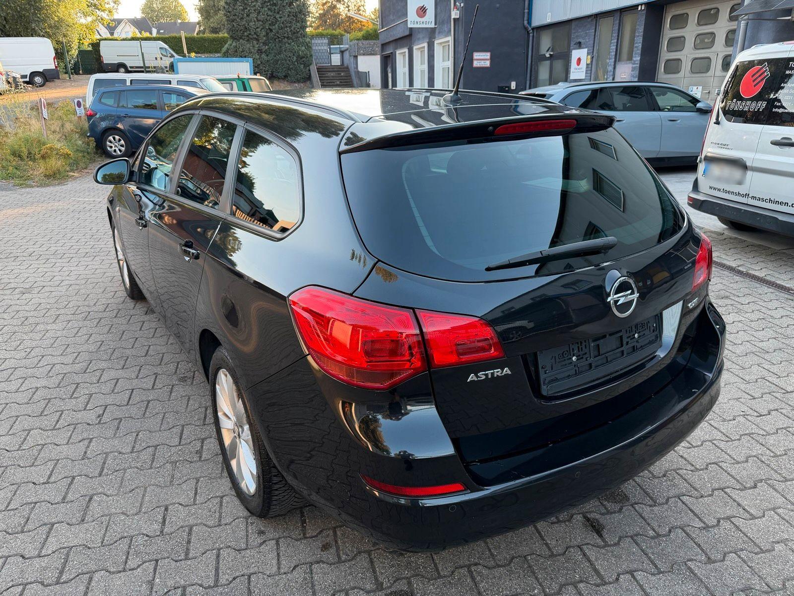 Opel Astra 2012 — photo 11
