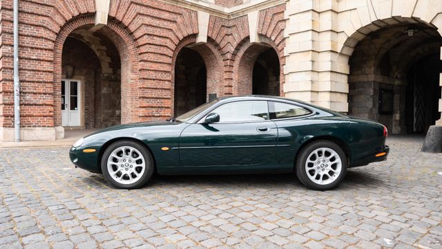 Fahrzeugabbildung Jaguar XK8 Coupé/Deutsch/S-Heft/Bestzustand