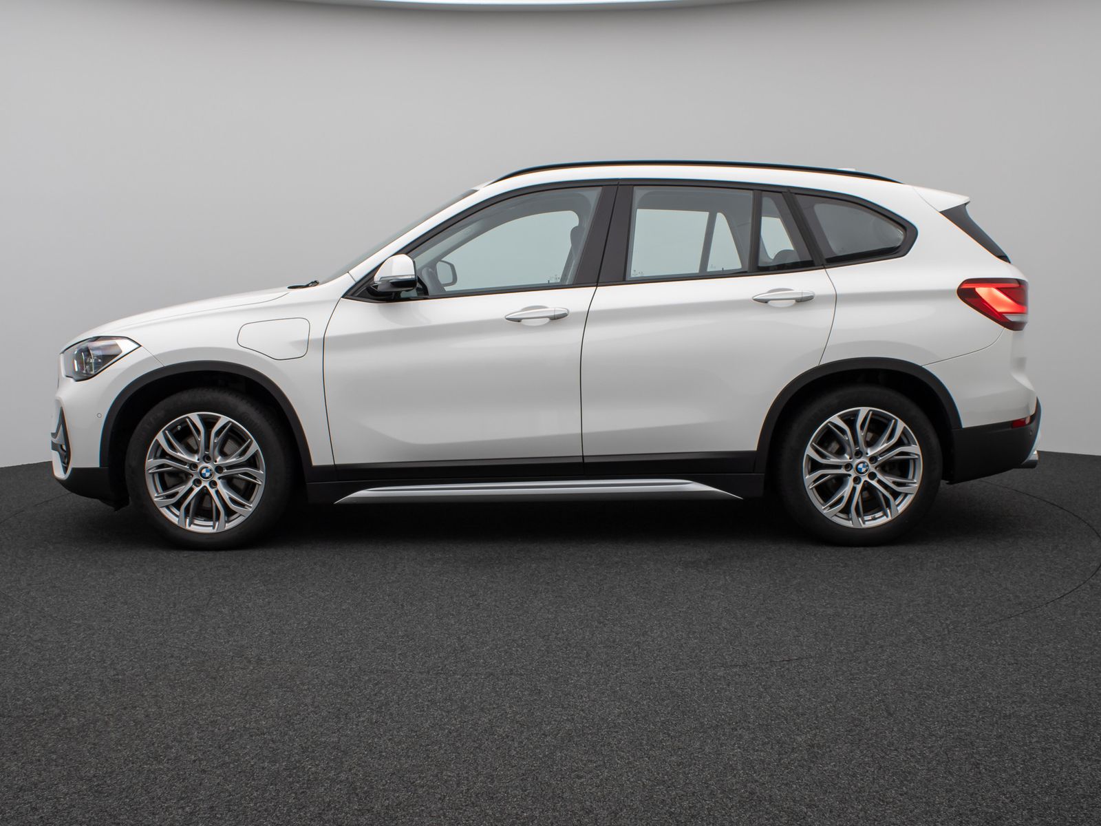 Fahrzeugabbildung BMW X1 xD25e xLine Panorama Kamera HUD DAB H/K AHK