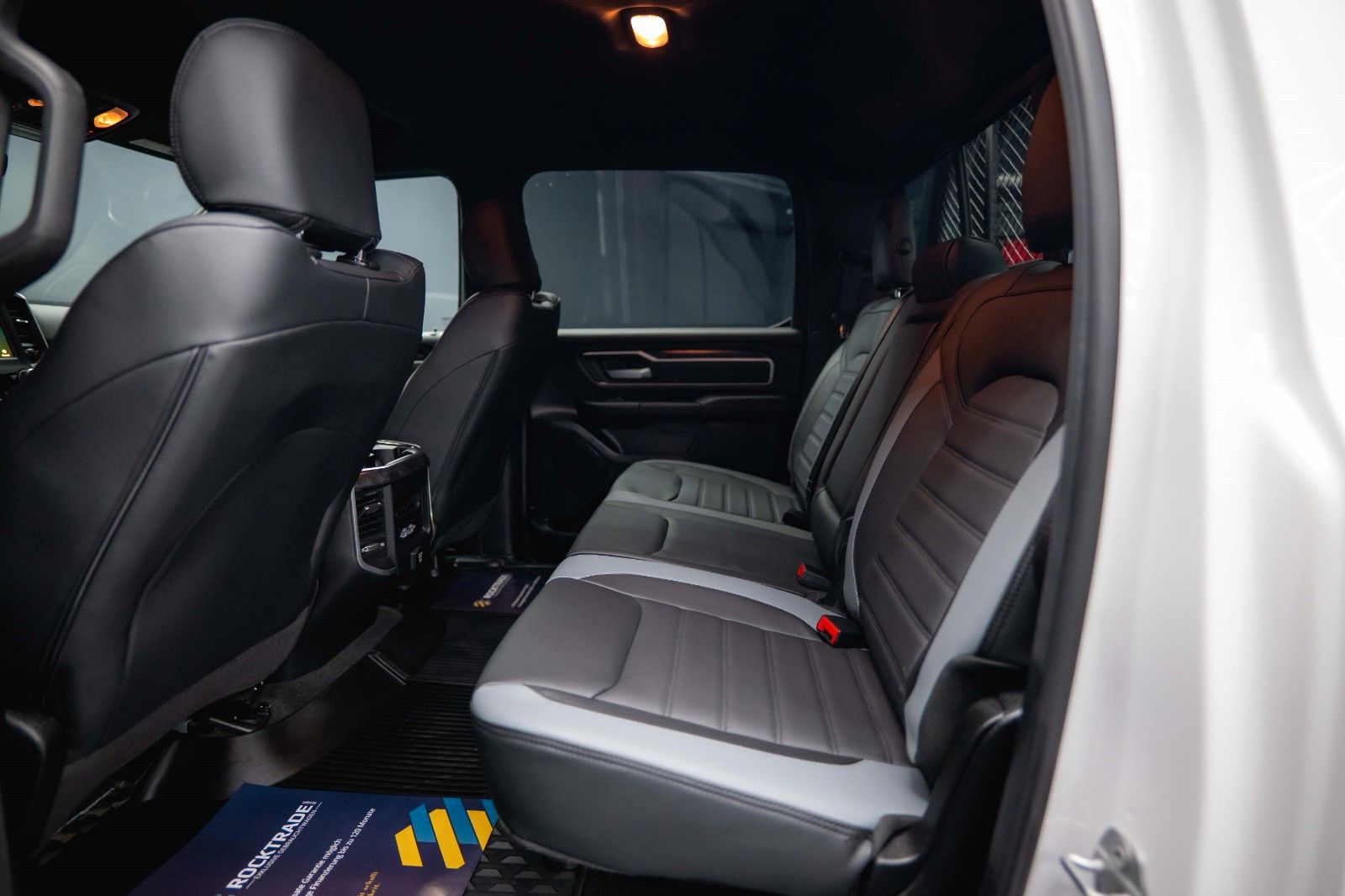 Fahrzeugabbildung Dodge RAM 5.7 V8 HEMI 4x4 OFFROAD Night-Paket *LED*