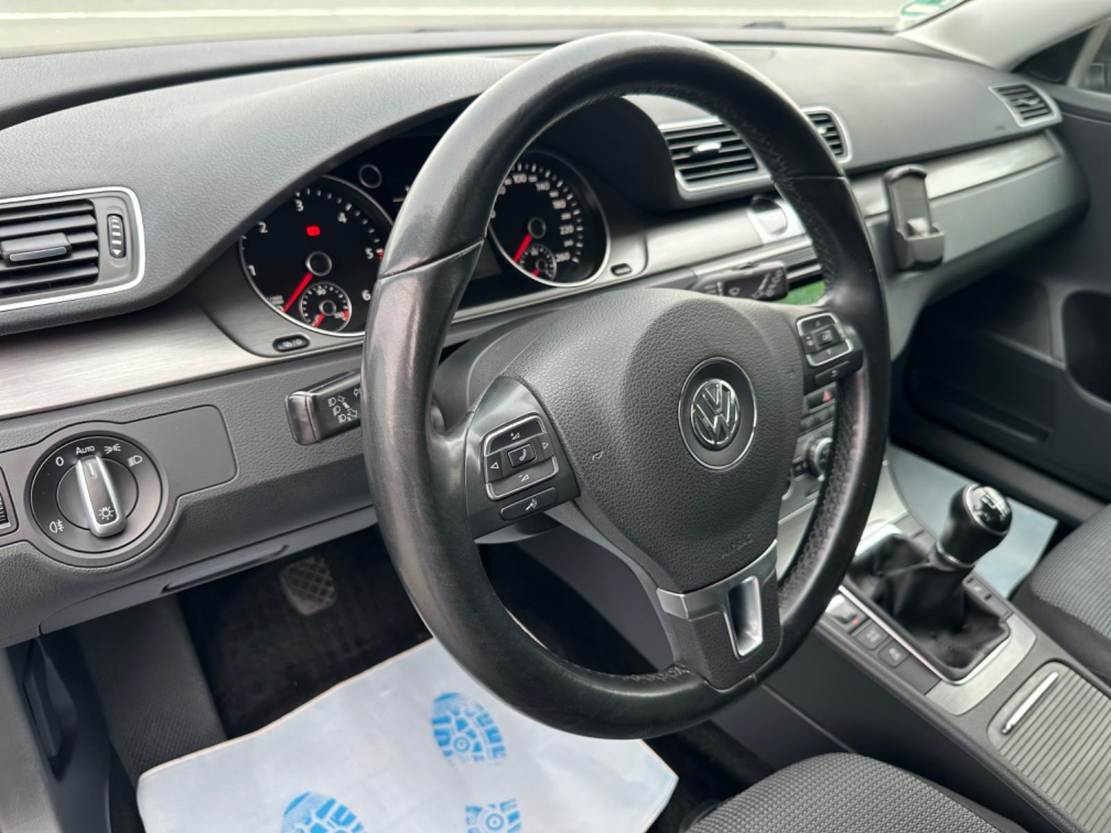 Volkswagen Passat 2012 — photo 16