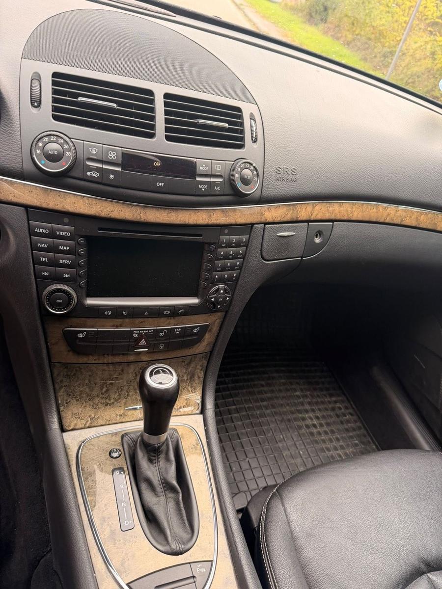 Mercedes-Benz E320 2006 — photo 14
