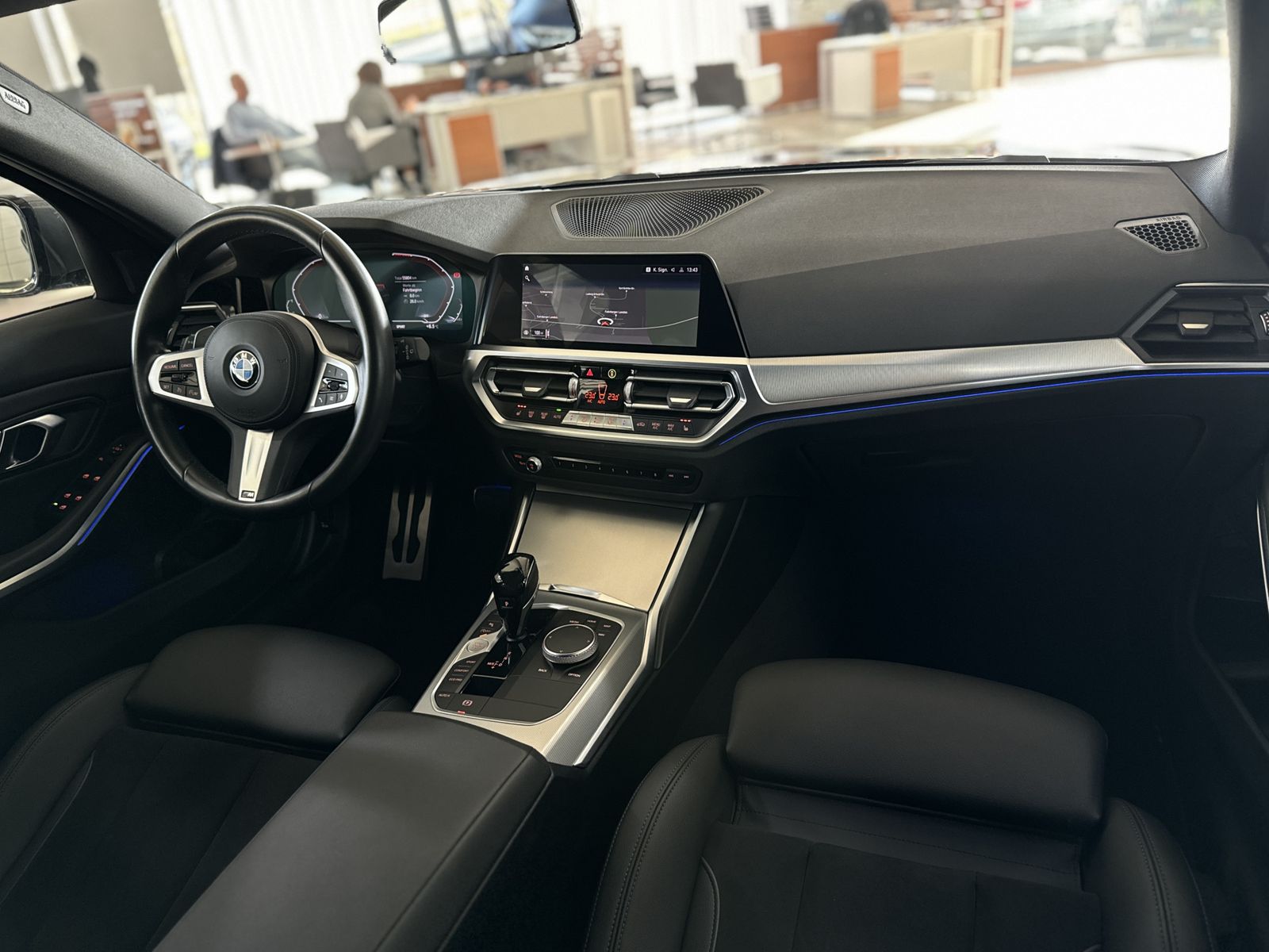 Fahrzeugabbildung BMW 330i M Sport Kamera Laser HUD DAB HiFi Komfort