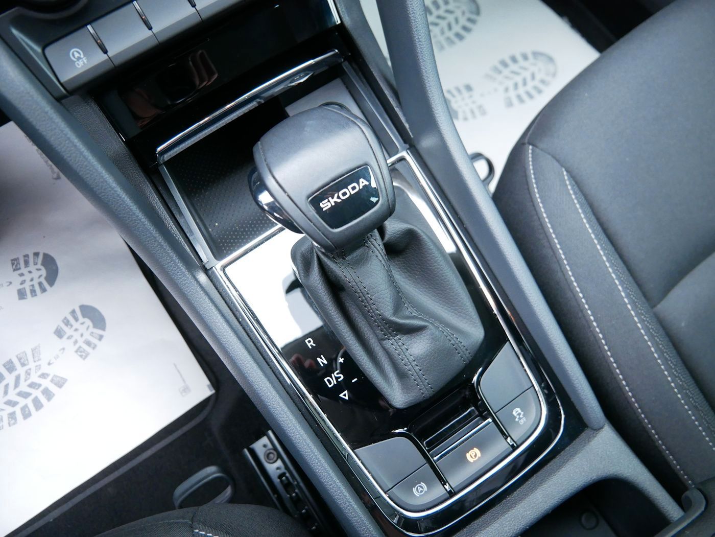Fahrzeugabbildung SKODA Karoq 1.5 TSI Selection NEU40T DSG ACC SHZ+LHZ
