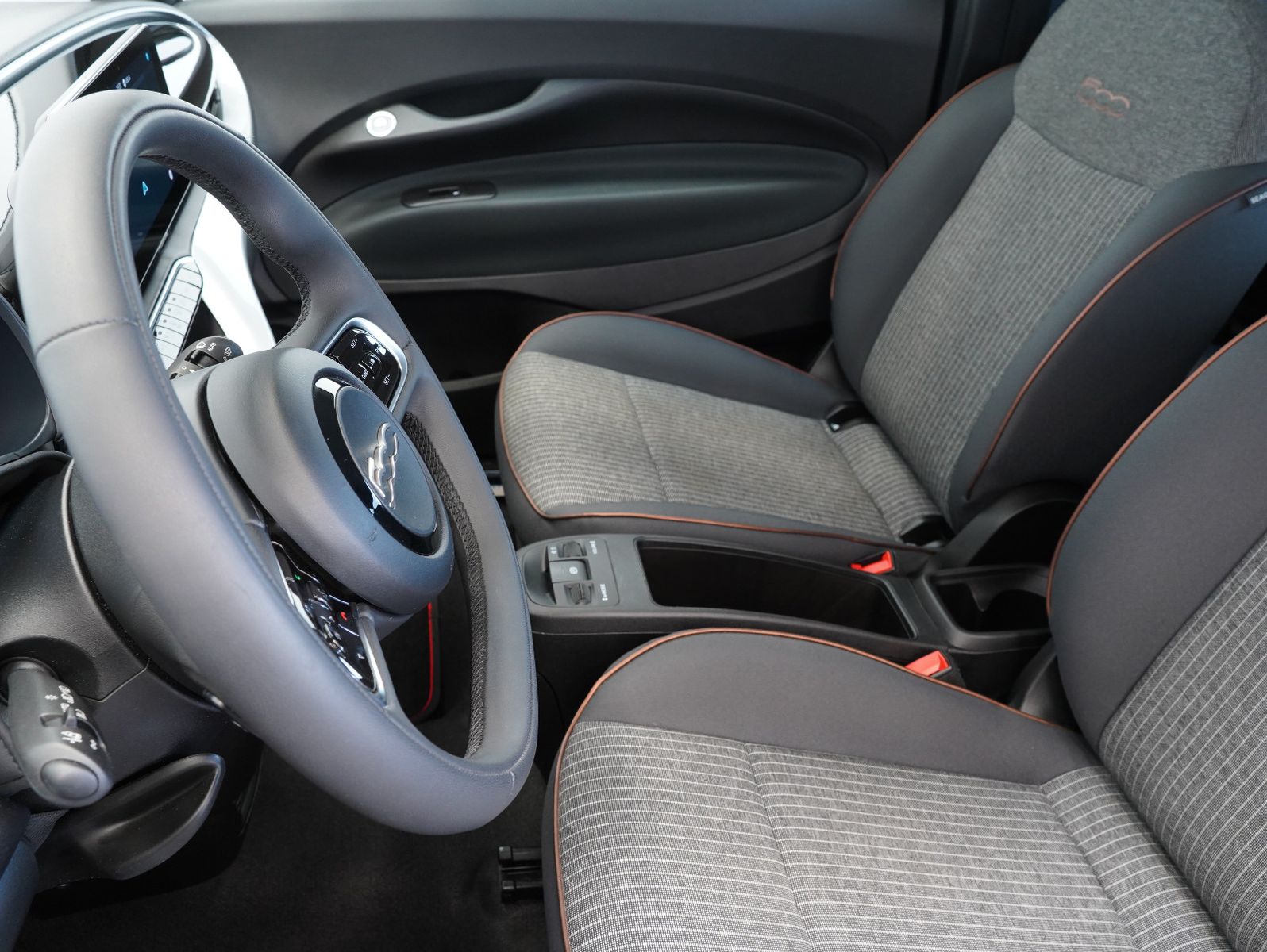 Fahrzeugabbildung Fiat 500e Icon DC-LADEN/NAVI/CARPLAY/DAB/SOH