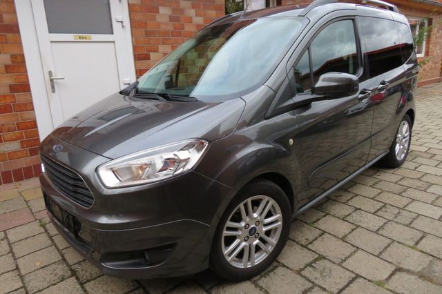 Ford Tourneo Courier Titanium AHK HU/AU Neu