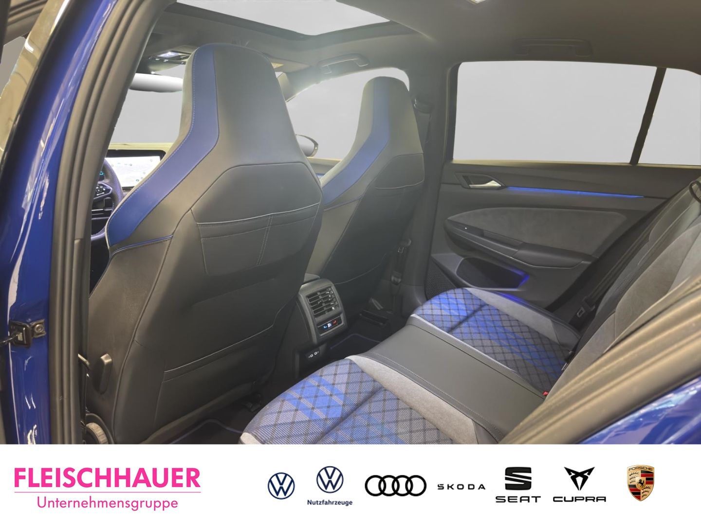 Volkswagen Golf VIII R 2.0 TSI 4M Matrix Navi Pano 270km h foto 15