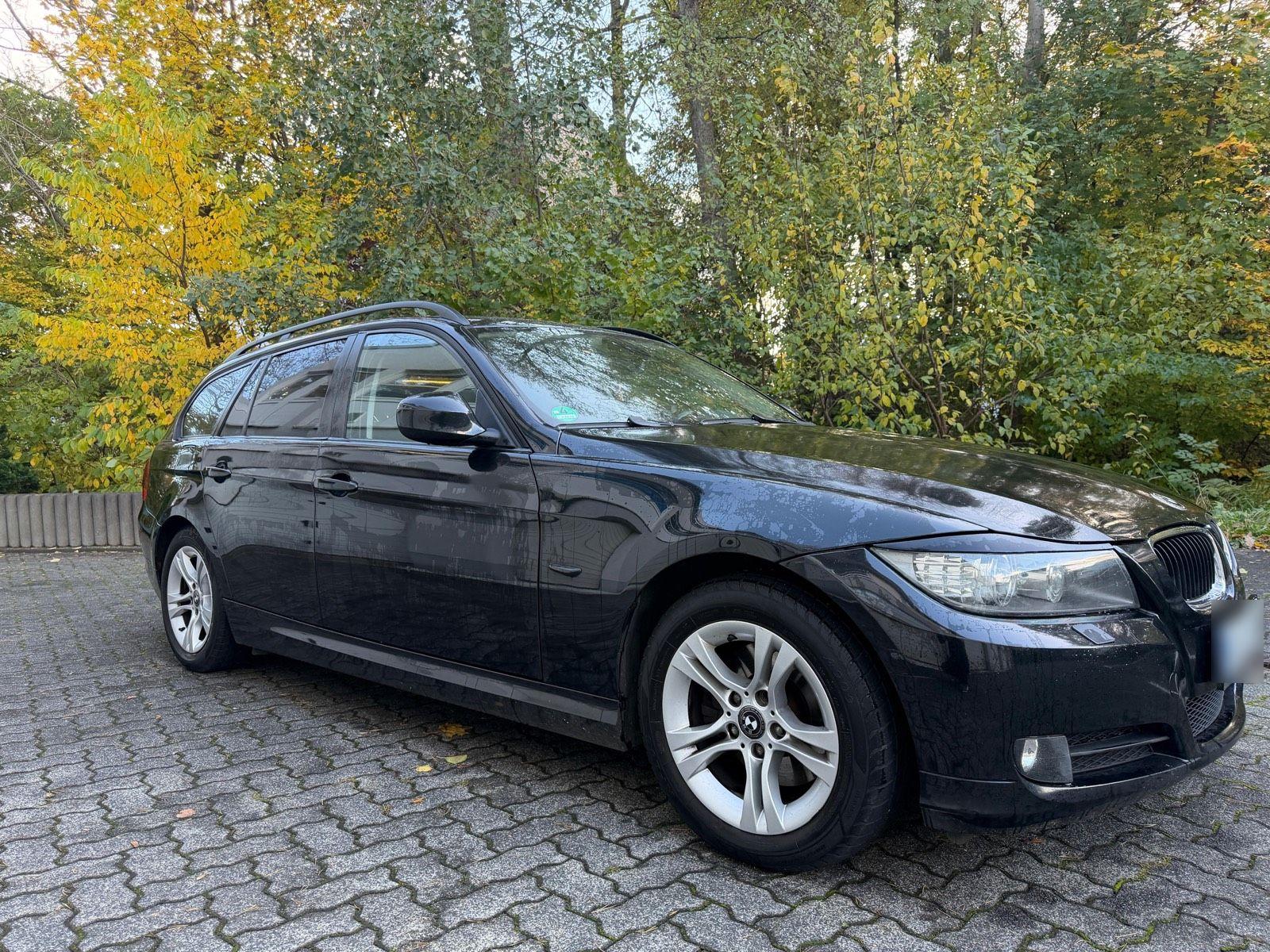 BMW 320 2009 — rear view