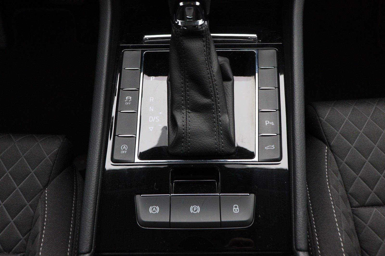 Fahrzeugabbildung SKODA Superb Combi ACC NaviXenon DSG  PDC SHZ v+h