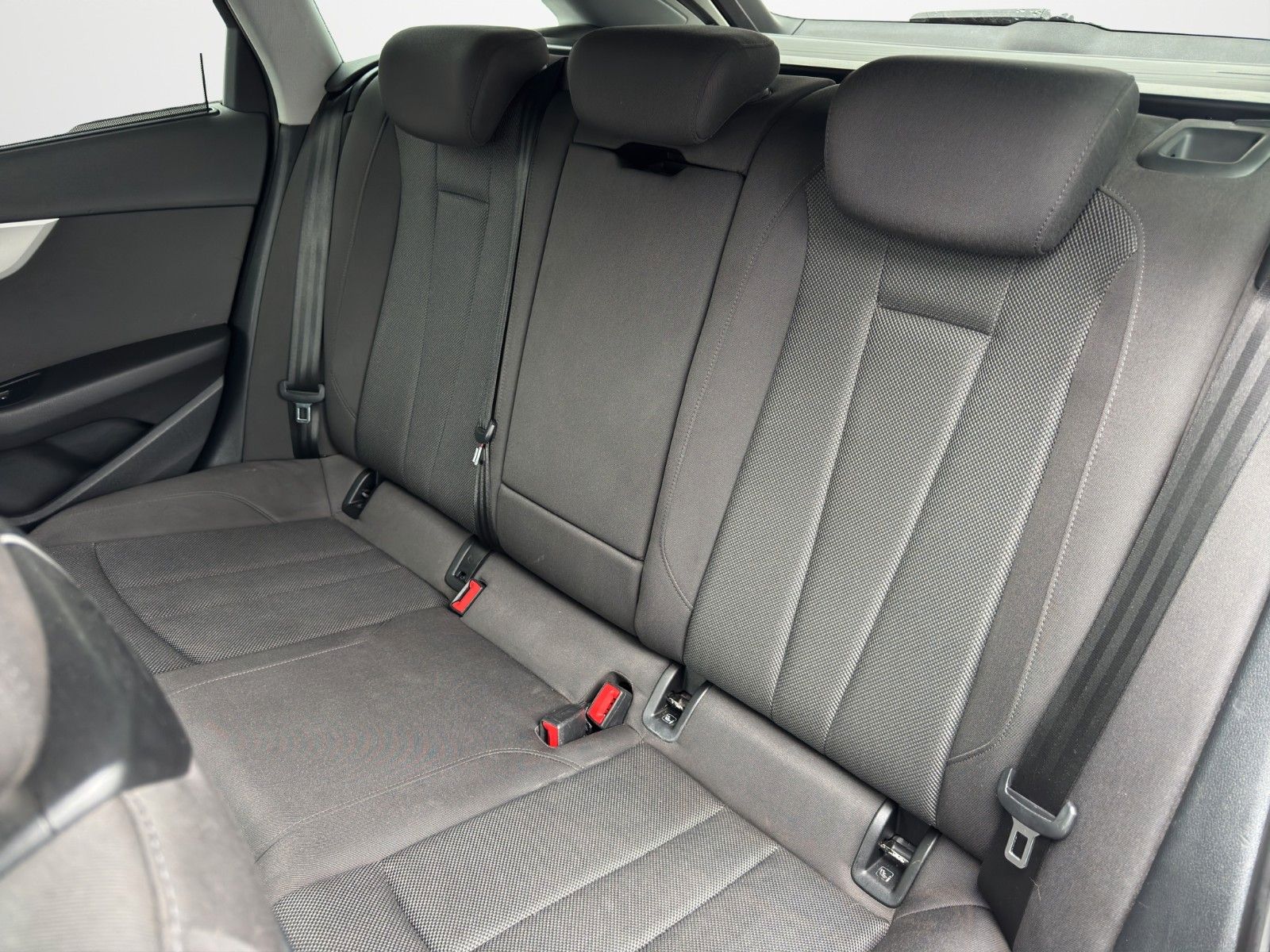 Fahrzeugabbildung Audi A4 AVANT 35 TFSI BLACK S-TRONIC NAVI LED ALLWETT