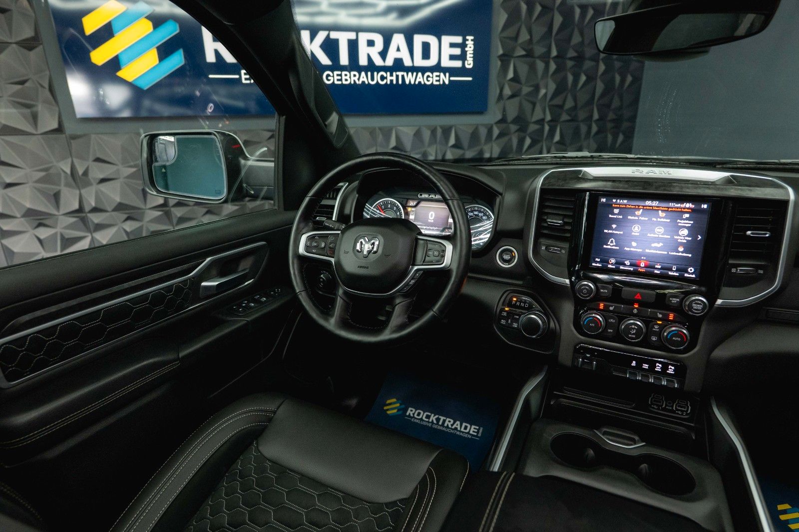 Fahrzeugabbildung Dodge RAM 5.7 V8 HEMI 4x4 OFFROAD Night-Edition *Pano*