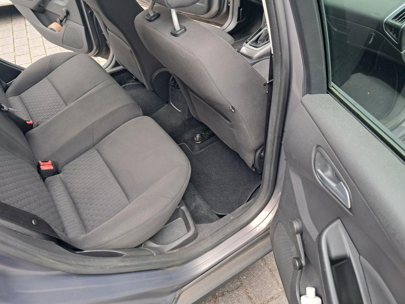 Ford Focus 2014 — photo 10