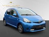 Toyota Aygo *SCHECKHEFT TOYOTA*TAGFAHRLICHT*BLUETOOTH - Toyota Aygo (X) in Nürnberg