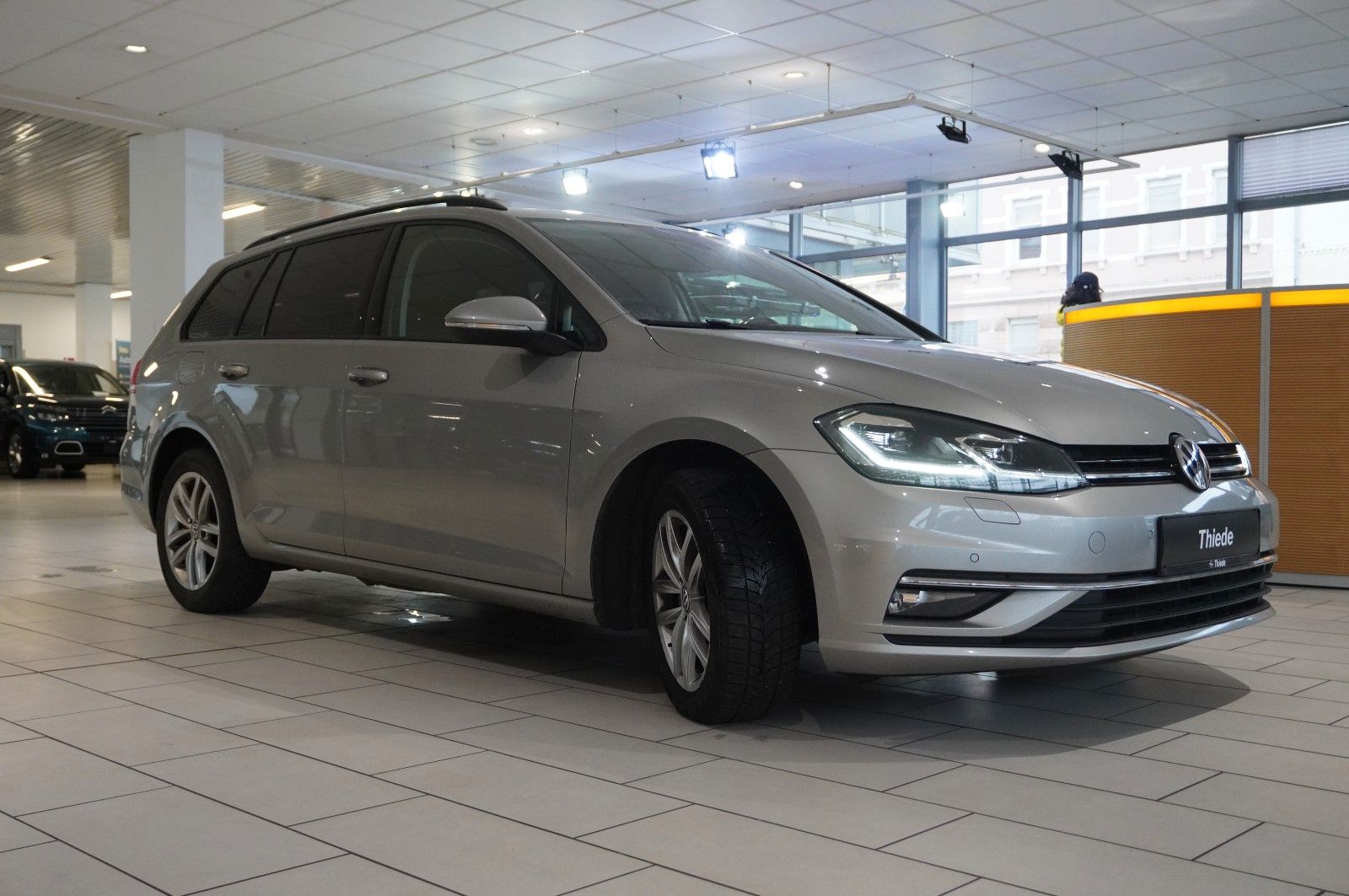 Fahrzeugabbildung Volkswagen Golf VII VARI. 1.6 TDI COMOFRT. DSG NAVI/LED/SHZ