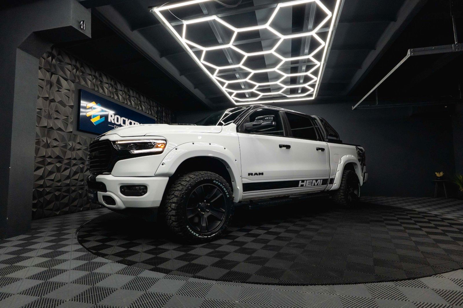 Fahrzeugabbildung Dodge RAM 5.7 V8 HEMI OFFROAD Night Limited 19% LED