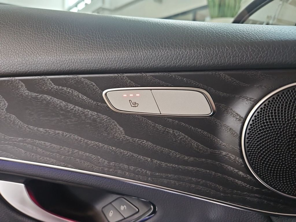 Fahrzeugabbildung Mercedes-Benz GLC 300 e 4M AMG Night AHK Pano LED SHZ Ambie.