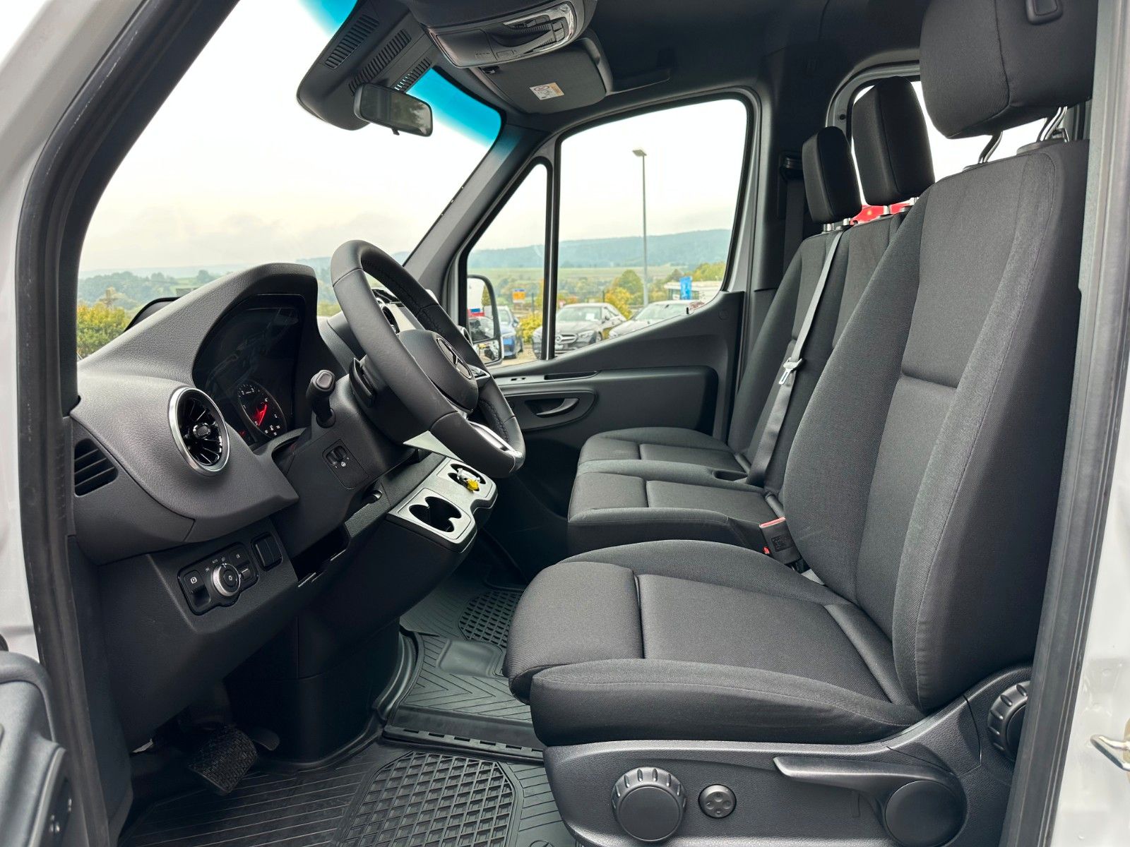 Fahrzeugabbildung Mercedes-Benz Sprinter 317 CDI 3665 9G DoKa AHK Klima