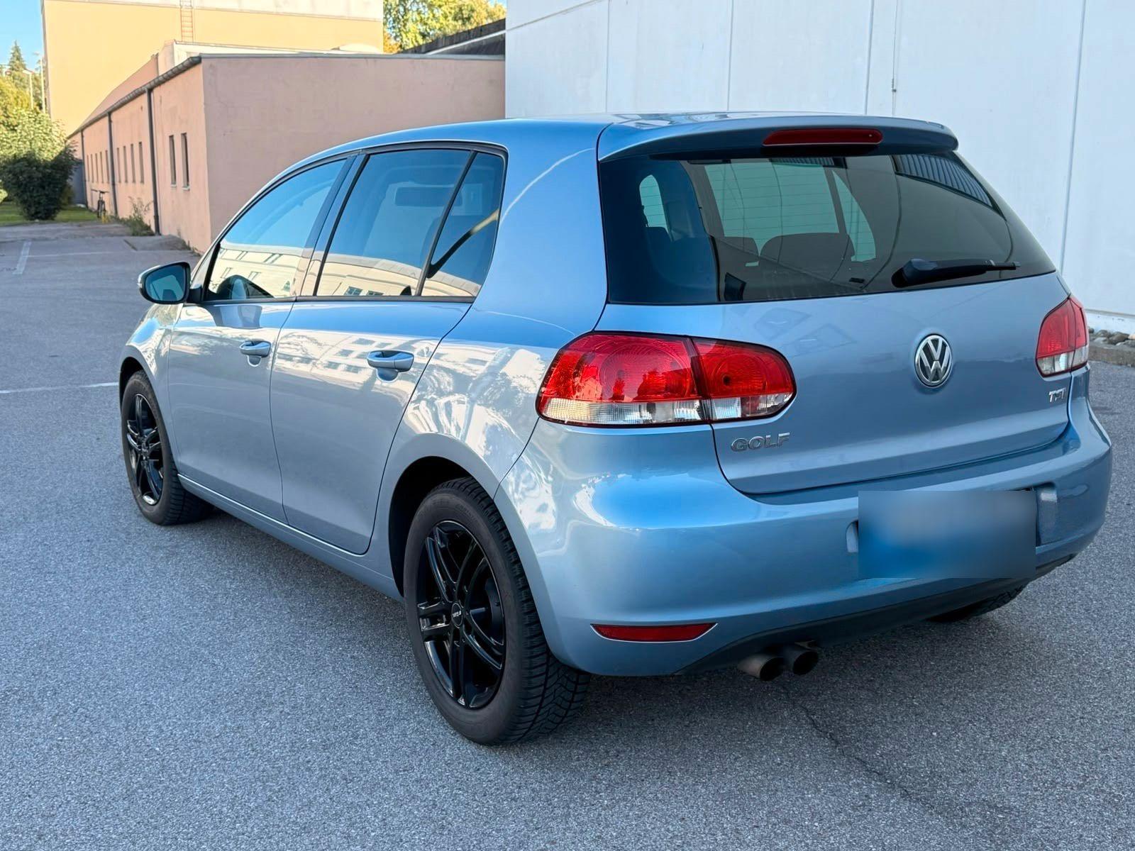 Volkswagen Golf 2010 — interior