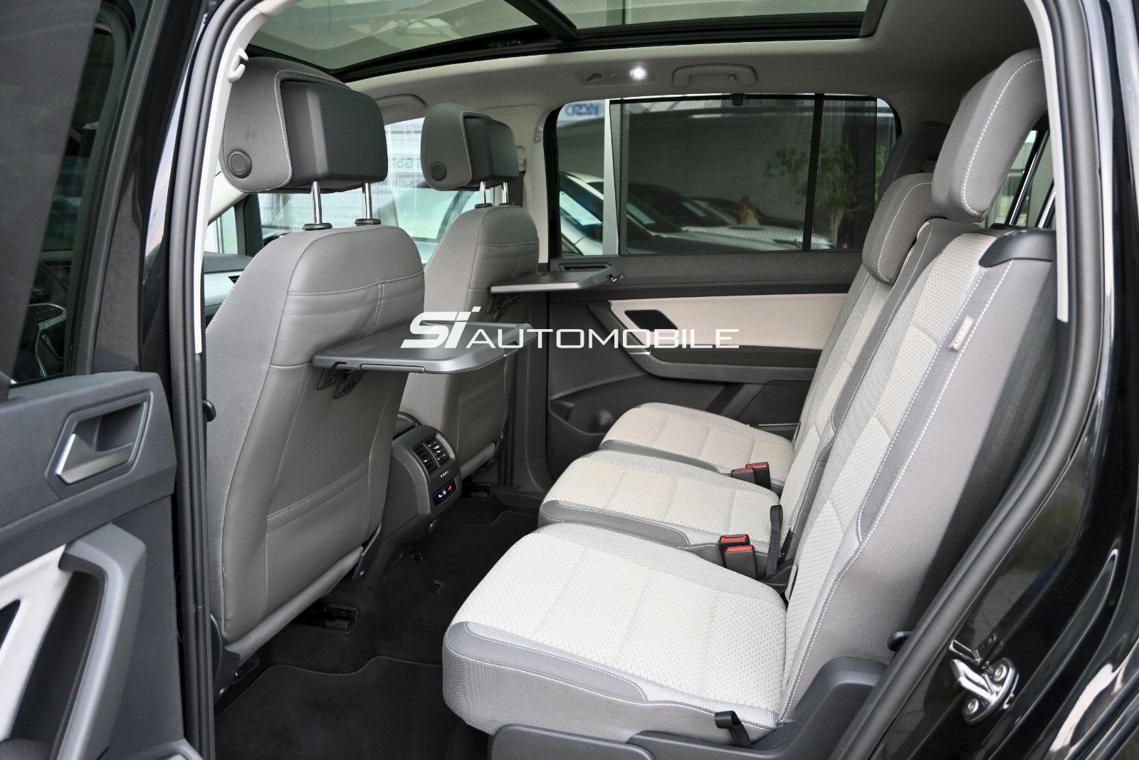 Fahrzeugabbildung Volkswagen Touran 1.5 TSI DSG °ACC°AHK°PANO°STHEIZ°DYNAUDI°