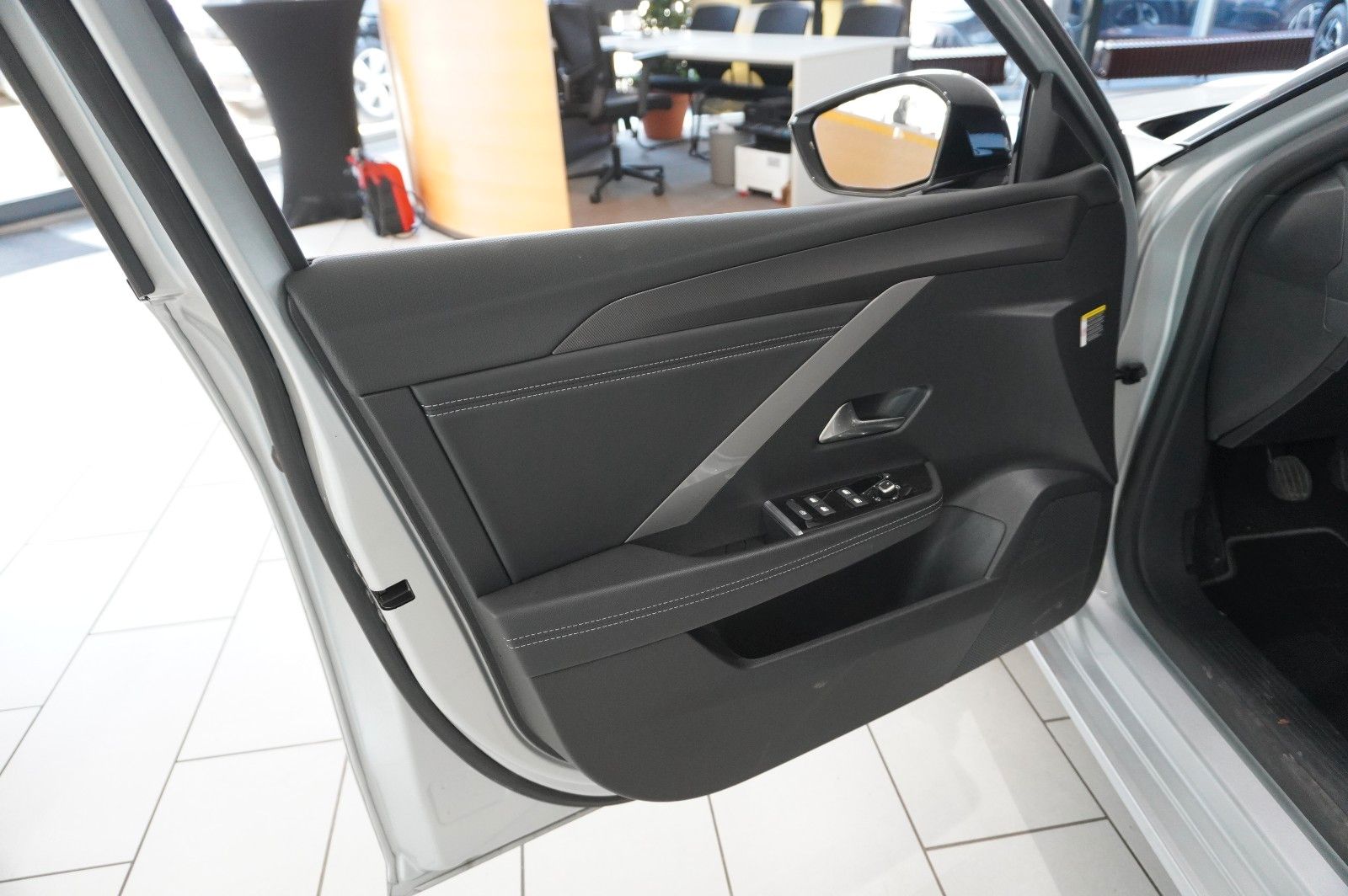 Fahrzeugabbildung Opel Astra L ST 1.2T GS SPORT NAVI/LED/360°/PANO/HUD