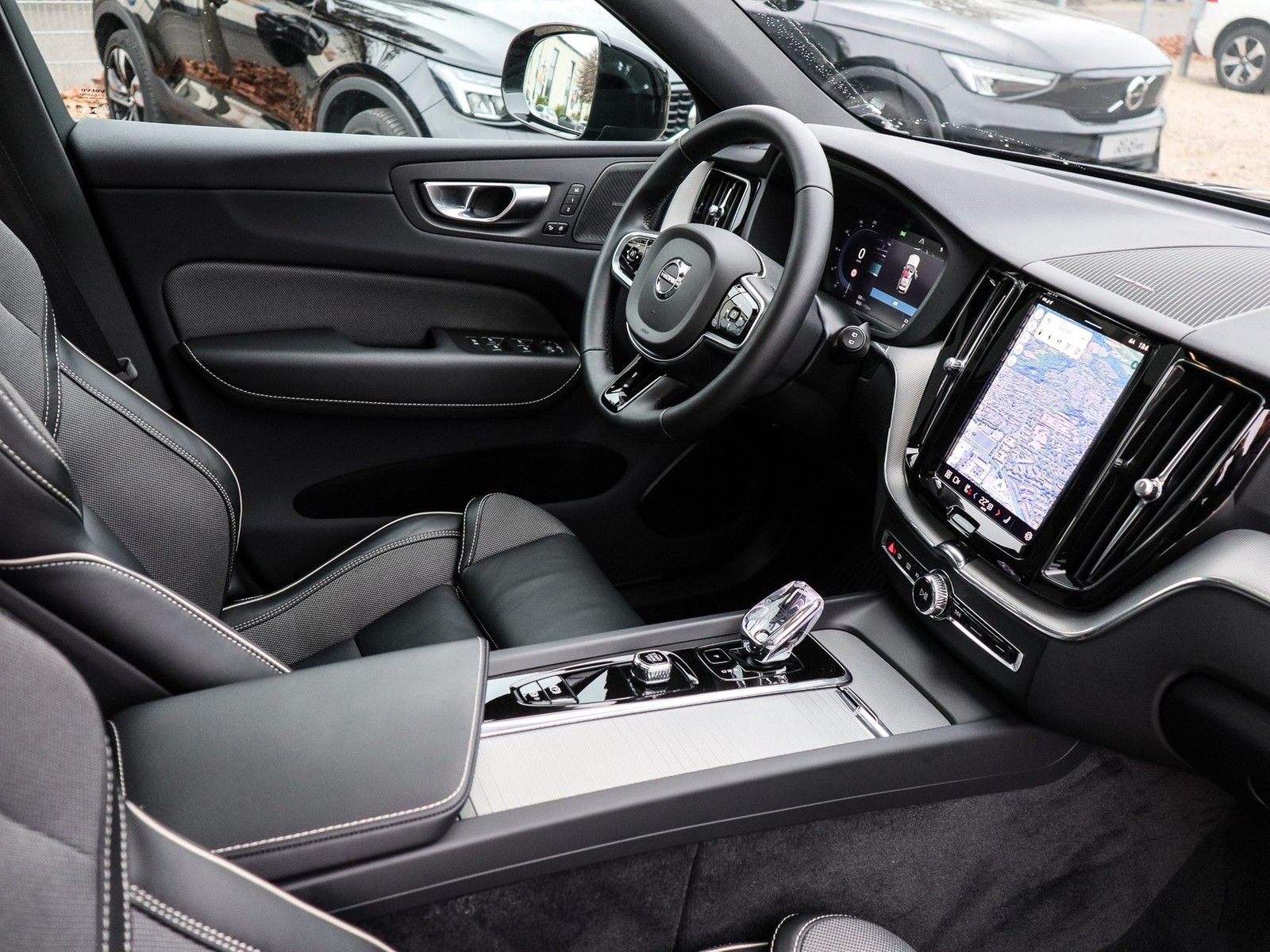 Volvo XC60 T8 AWD R Design Recharge Plug-In Hybrid Nav imagem 3