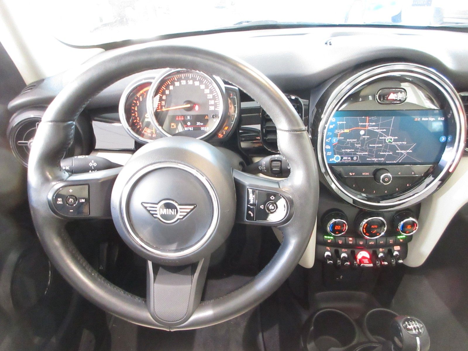 Fahrzeugabbildung MINI Mini Cooper Classic Trim LED/NAVI/SHZ/PANO/LEDER