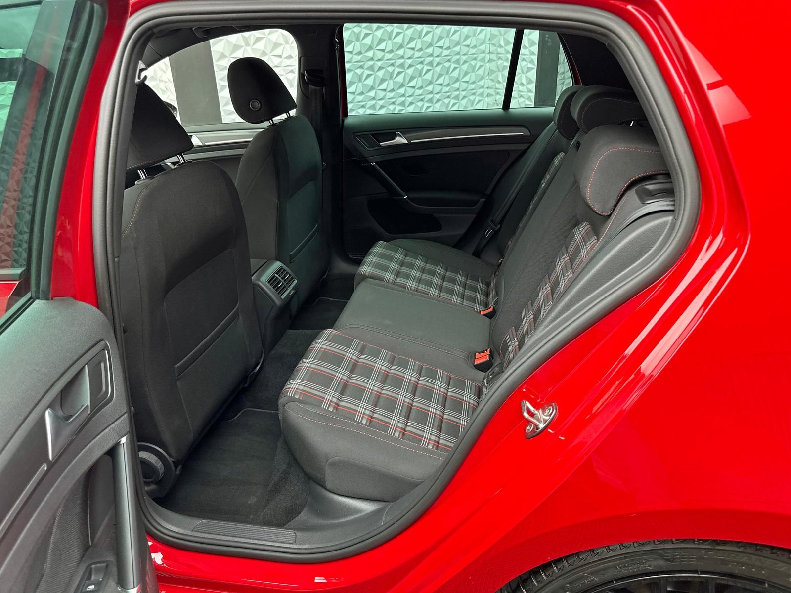 Fahrzeugabbildung Volkswagen GOLF GTI 2.0 TSI PERFORMANCE/NAVI/LED/PDC/ACC