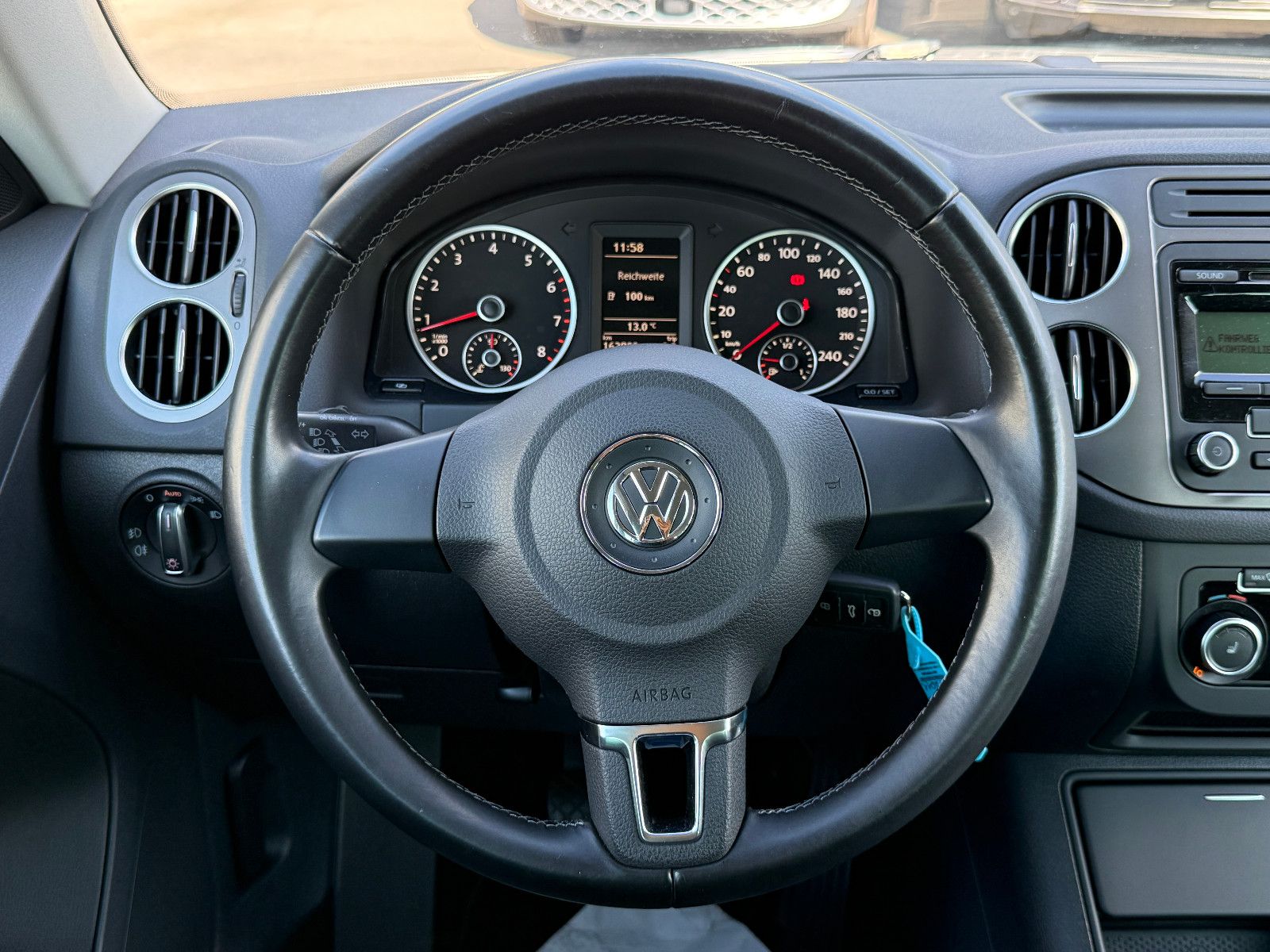 Fahrzeugabbildung Volkswagen Tiguan Team AHK Ambiente-Paket GRA SHZ PDC