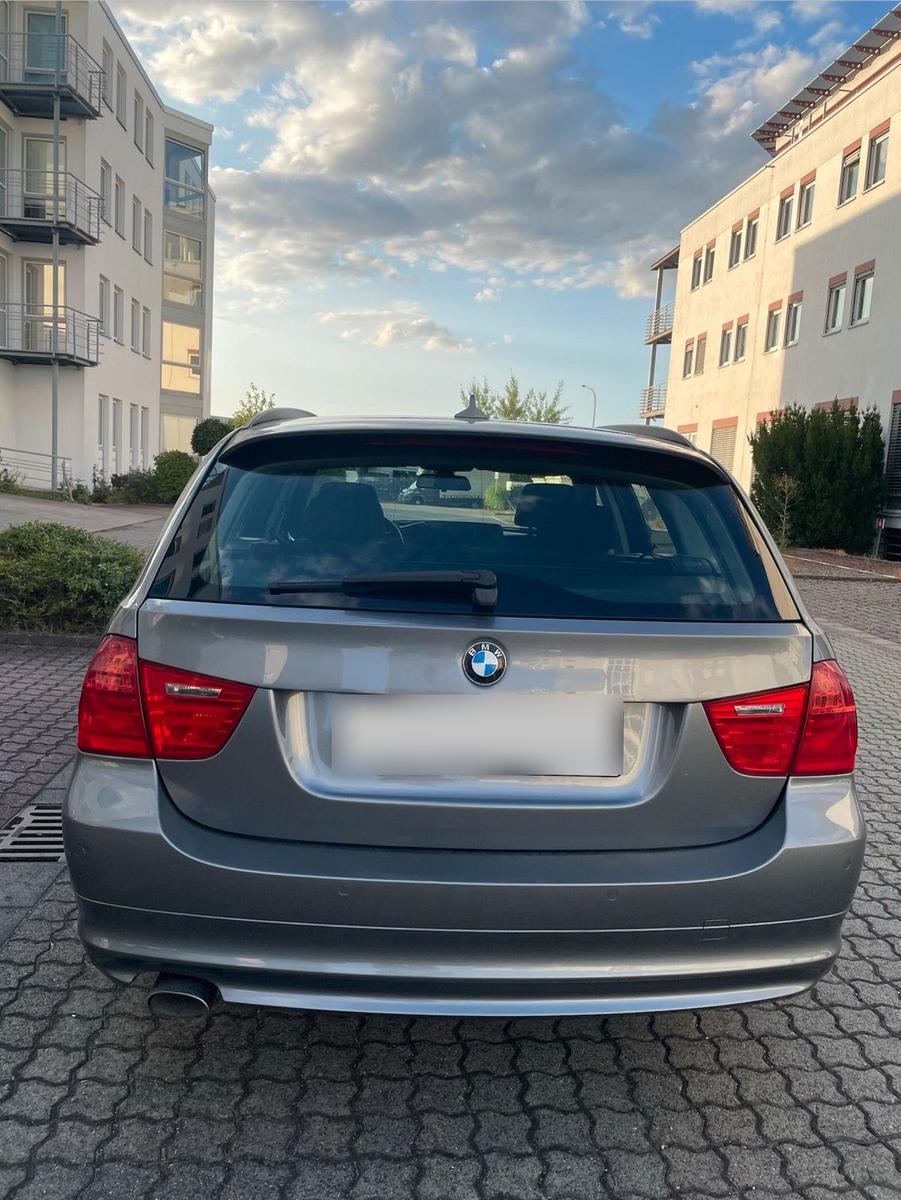 BMW 320 2011 — rear view