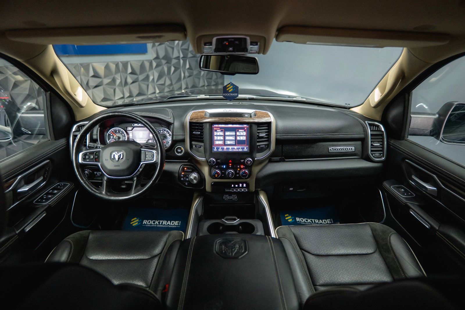 Fahrzeugabbildung Dodge RAM 5.7 V8 HEMI 4x4 Offroad LARAMIE Night 19%