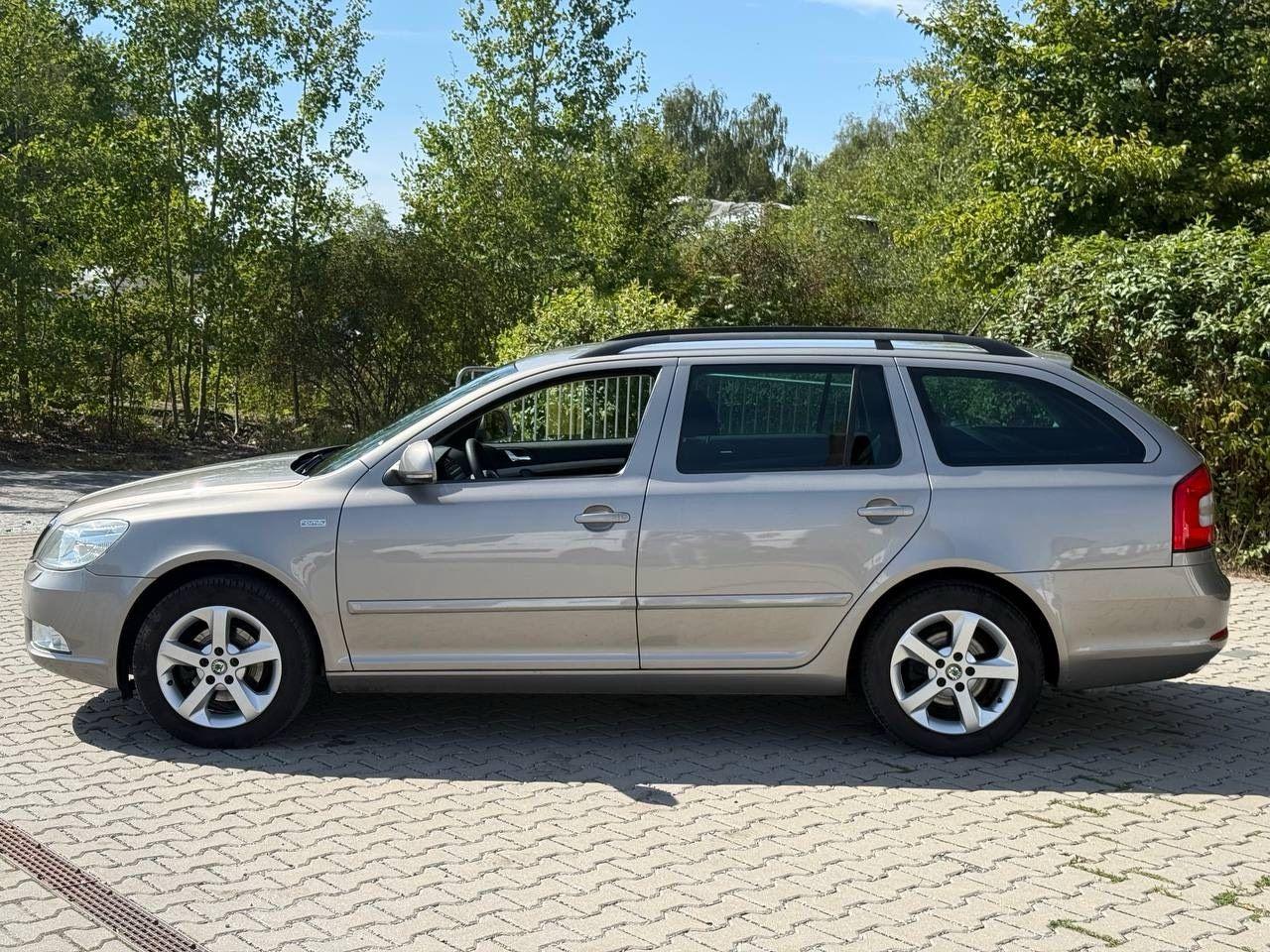 Skoda Octavia 2012 — rear view