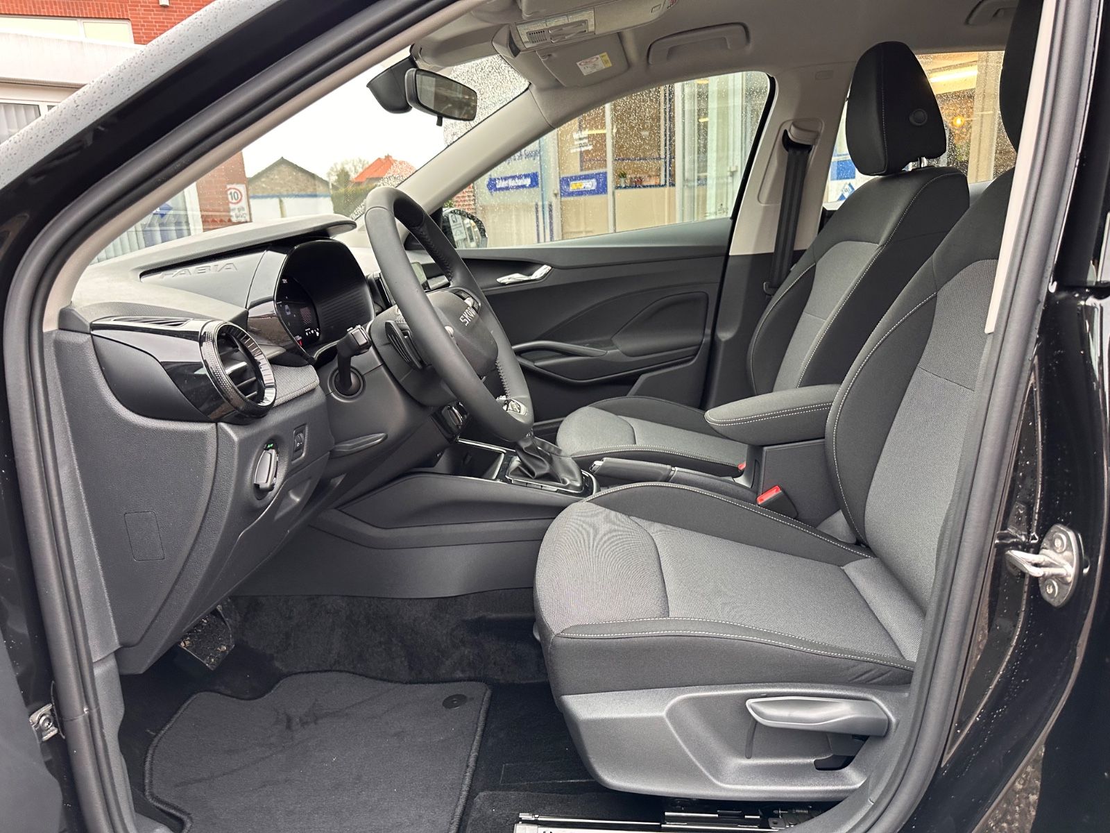 Fahrzeugabbildung SKODA Fabia 1.0 TSI DSG Selection LED/PDC/SHZG/APP/GRA