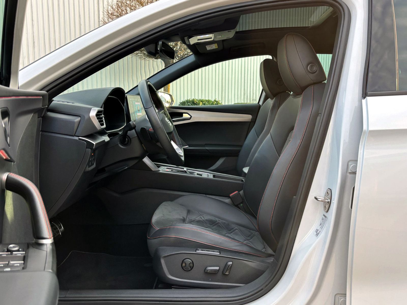 Fahrzeugabbildung SEAT Leon 1.5eTSI DSG FR LED ACC eGSD KAM CarPlay SHZ