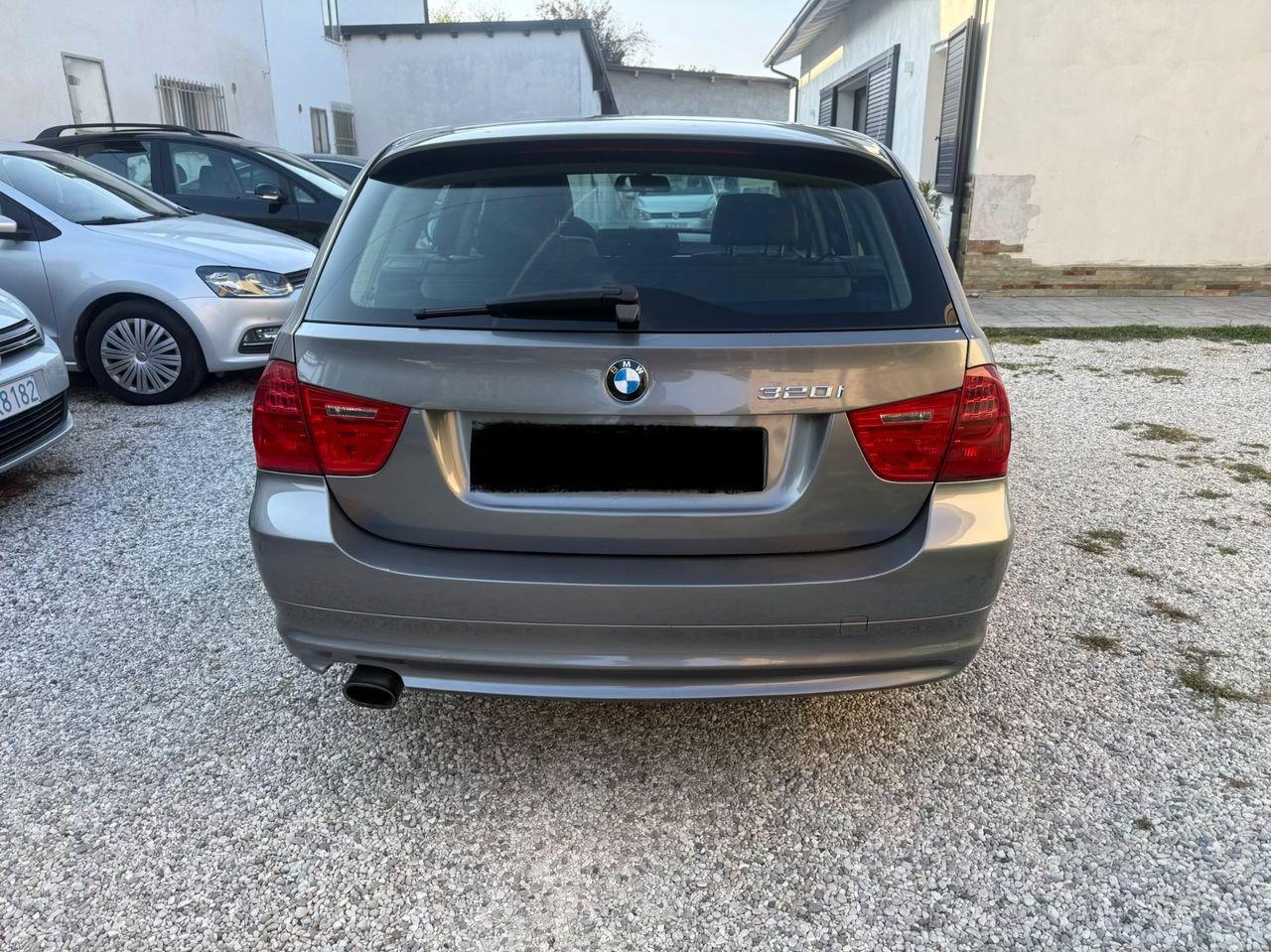 BMW 320 2009 — салон