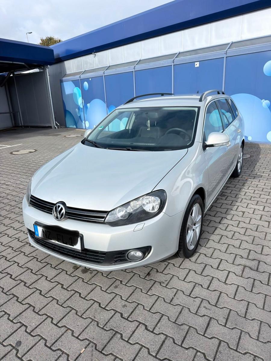 Volkswagen Golf 2010 — interior