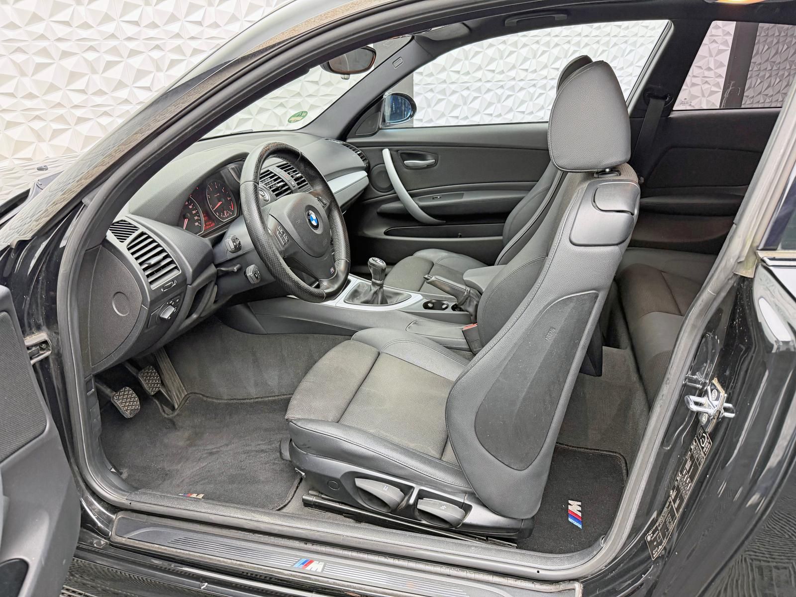 Fahrzeugabbildung BMW 118i M-PAKET/PDC/PANO/KLIMA/SCHECKHEFT/XENON/TFL