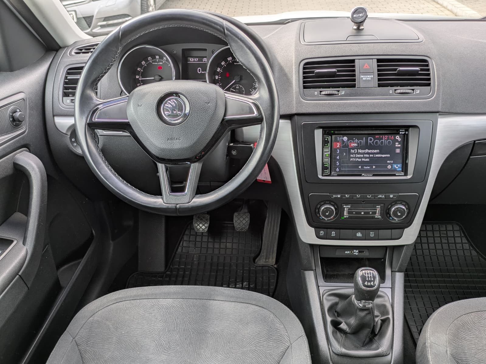 Fahrzeugabbildung SKODA Yeti 2.0 TDI Ambition 4x4 AHK*TEMP*PDC*SHZ