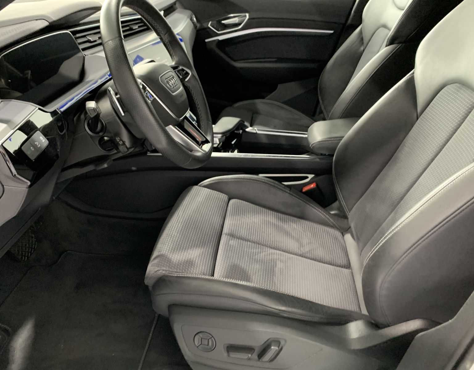 Fahrzeugabbildung Audi e-tron 55 Quattro*S-line*Leder*Matrix*HUD*AHK*