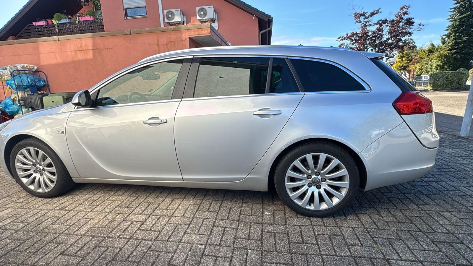 Opel Insignia 2011 — салон