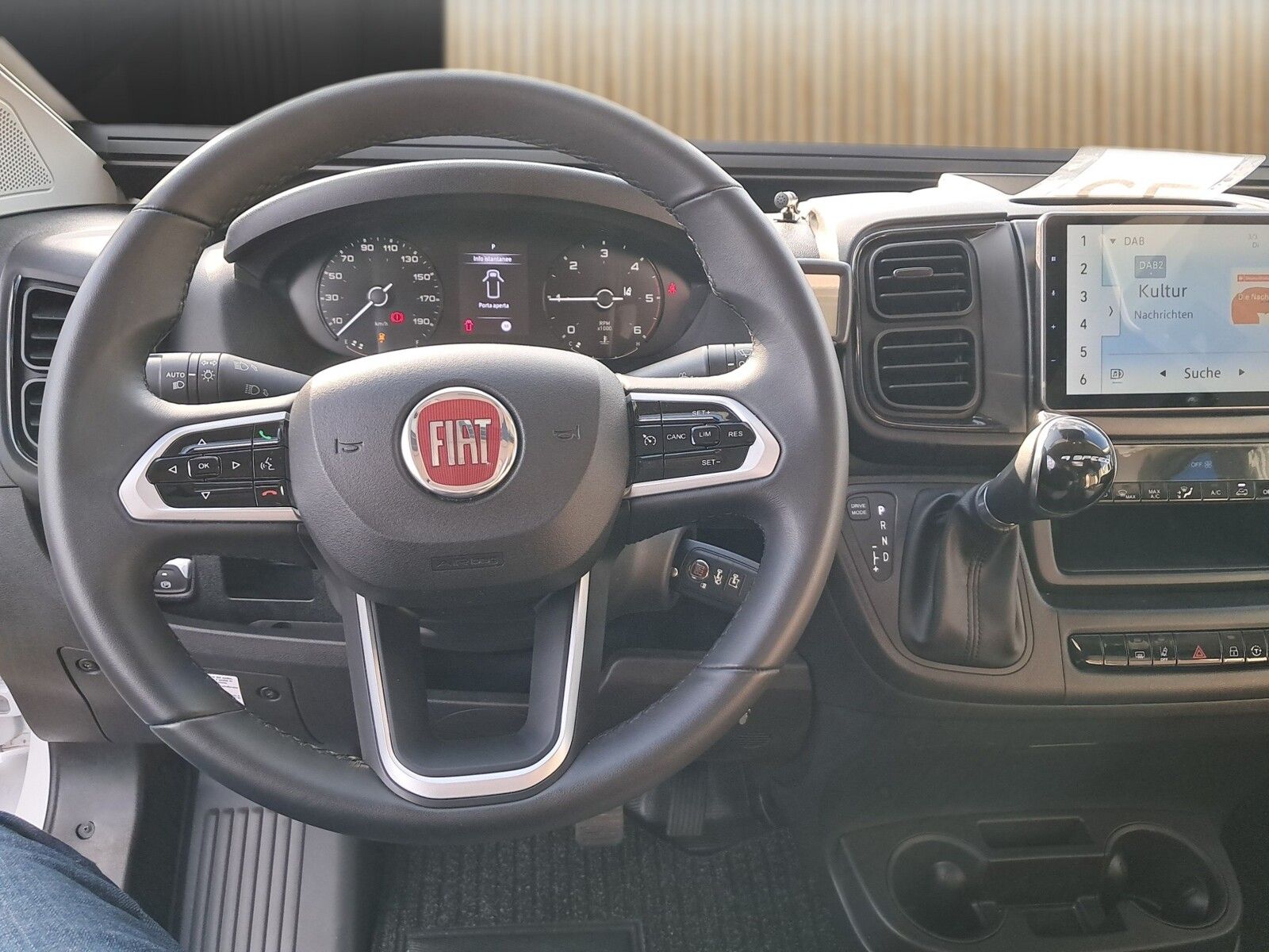 Fahrzeugabbildung Eura Mobil Van V 635 HB Fahrassistenz- & Mondial Plus Paket
