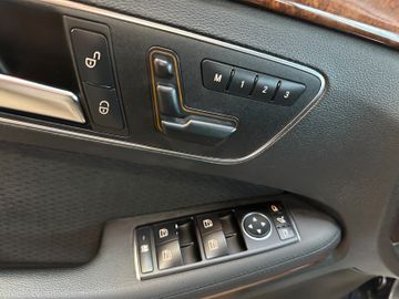 MYAUTOCENTER – Gebraucht- und Jahreswagen mit Werkstattservice in Pfaffenhofen Mercedes-Benz E 220 CDI Limousine BlueEfficiency *2. Hand*SHZ*