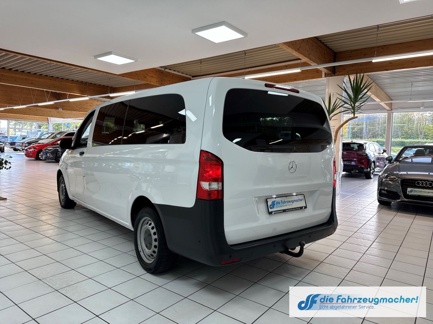 Fahrzeugabbildung Mercedes-Benz Vito Tourer 111CDI 9.Sitz. Extralang AHK Parklen