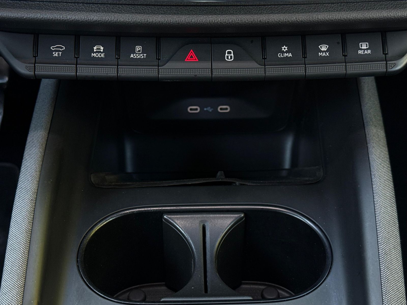 Fahrzeugabbildung SKODA Enyaq 80 Loft CCS+WÄPU+NAV+SHZ+KAM+ACC+AMBI+CARP