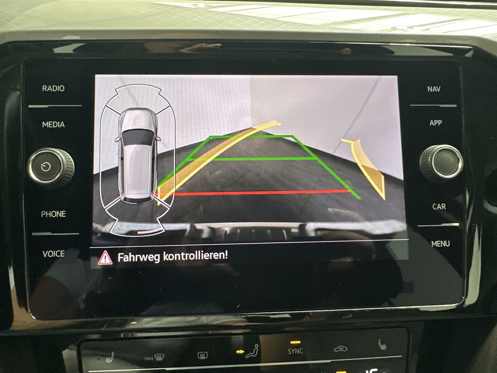 Fahrzeugabbildung Volkswagen Passat Variant R-Line NAV+LED+ACC+KAMERA+18ZO+PP